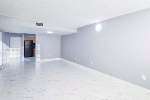 Condo in Hialeah, Florida, 2 bedrooms  № 2040016 - photo 3