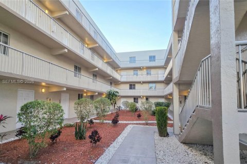 Condo in Hialeah, Florida, 2 bedrooms  № 2040016 - photo 24