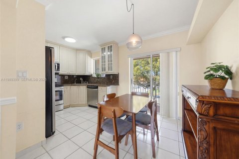 Copropriété à louer à Hialeah, Floride: 2 chambres, 87.33 m2 № 2051512 - photo 2