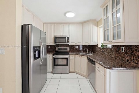 Copropriété à louer à Hialeah, Floride: 2 chambres, 87.33 m2 № 2051512 - photo 4