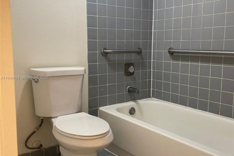 Снять в аренду квартиру в Майами, Флорида 1 спальня, 75.53м2, № 2005533 - фото 2