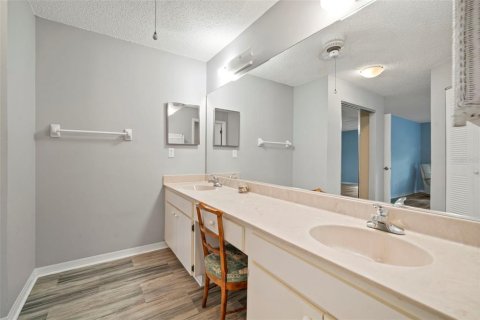 Condo in Sun City Center, Florida, 2 bedrooms  № 1851778 - photo 13