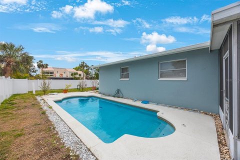 House in Tampa, Florida 4 bedrooms, 164.07 sq.m. № 1552905 - photo 4