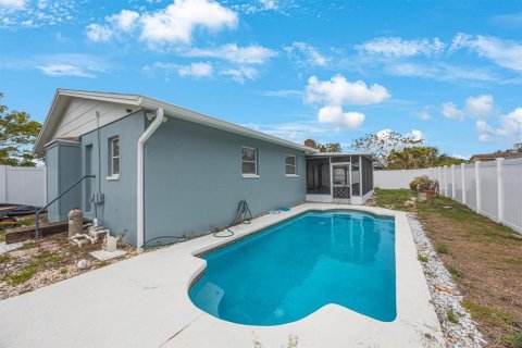 House in Tampa, Florida 4 bedrooms, 164.07 sq.m. № 1552905 - photo 3