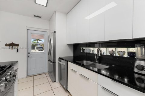 Casa en alquiler en Miami, Florida, 3 dormitorios, 111.67 m2 № 1956319 - foto 7