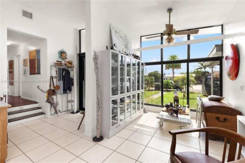 Casa en alquiler en Miami, Florida, 3 dormitorios, 111.67 m2 № 1956319 - foto 3