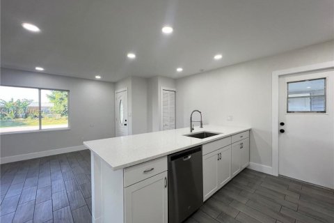 House in Lehigh Acres, Florida 2 bedrooms, 83.15 sq.m. № 2013499 - photo 9