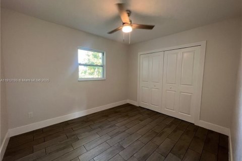 House in Lehigh Acres, Florida 2 bedrooms, 83.15 sq.m. № 2013499 - photo 3