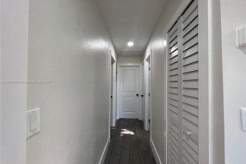 House in Lehigh Acres, Florida 2 bedrooms, 83.15 sq.m. № 2013499 - photo 7