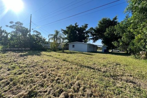 House in Lehigh Acres, Florida 2 bedrooms, 83.15 sq.m. № 2013499 - photo 2