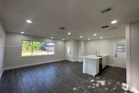 House in Lehigh Acres, Florida 2 bedrooms, 83.15 sq.m. № 2013499 - photo 11