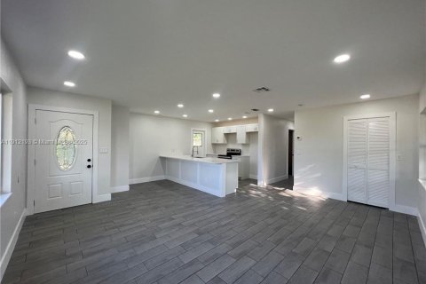 House in Lehigh Acres, Florida 2 bedrooms, 83.15 sq.m. № 2013499 - photo 8