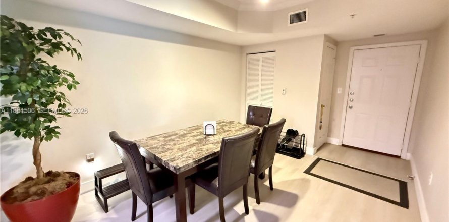 Condominio en Pembroke Pines, Florida, 2 dormitorios  № 2063358