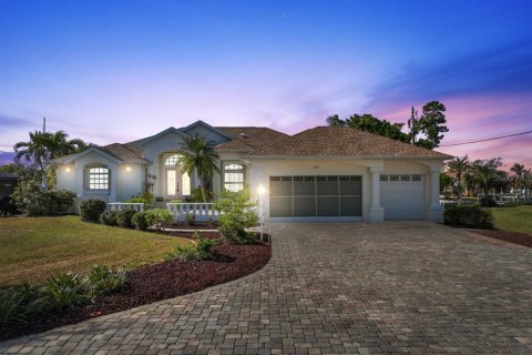 House in Placida, Florida 3 bedrooms, 234.76 sq.m. № 1555265 - photo 2