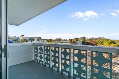 Condo in Cape Canaveral, Florida, 1 bedroom № 2145038 - photo 4