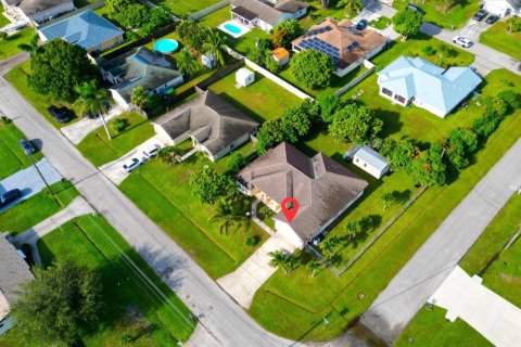 House in Port St. Lucie, Florida 4 bedrooms, 183.39 sq.m. № 2083032 - photo 2