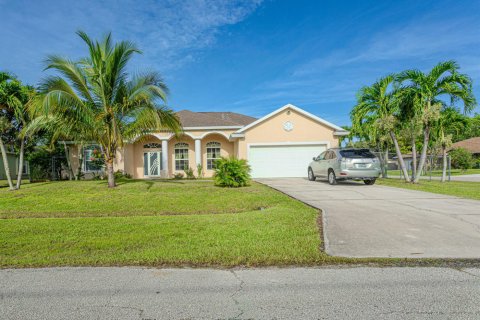 House in Port St. Lucie, Florida 4 bedrooms, 183.39 sq.m. № 2083032