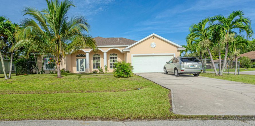 House in Port St. Lucie, Florida 4 bedrooms, 183.39 sq.m. № 2083032