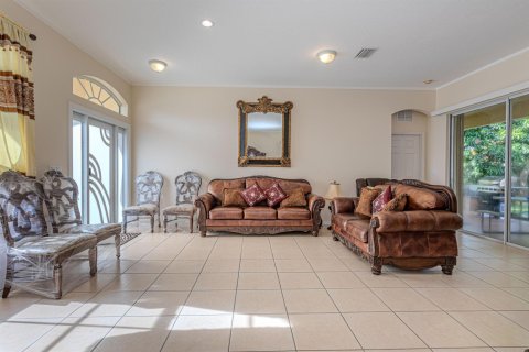 House in Port St. Lucie, Florida 4 bedrooms, 183.39 sq.m. № 2083032 - photo 5