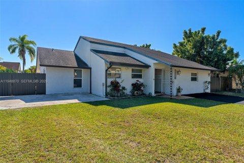 Villa ou maison à vendre à Miami, Floride: 3 chambres, 210.7 m2 № 2004692 - photo 2