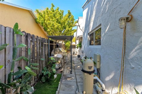 Villa ou maison à vendre à Miami, Floride: 3 chambres, 210.7 m2 № 2004692 - photo 17