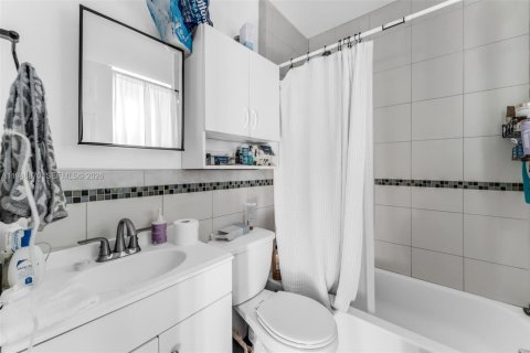 Villa ou maison à vendre à Miami, Floride: 3 chambres, 210.7 m2 № 2004692 - photo 25