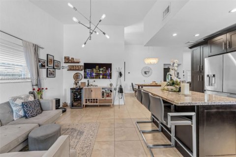 Villa ou maison à vendre à Miami, Floride: 3 chambres, 210.7 m2 № 2004692 - photo 4