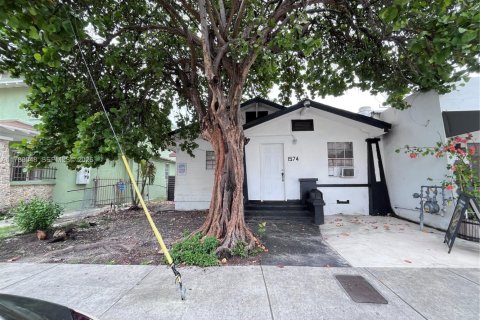 Commercial property in Miami, Florida № 2193893
