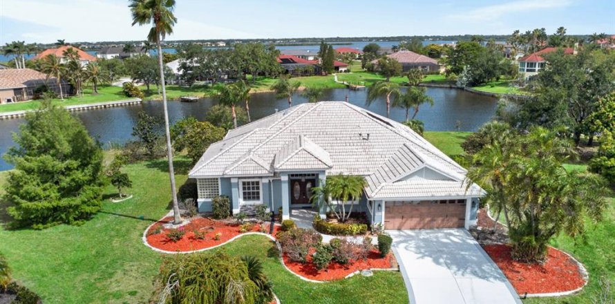 House in Bradenton, Florida 3 bedrooms, 240.34 sq.m. № 2232183