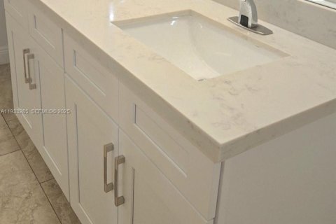 Townhouse in Hollywood, Florida 2 bedrooms, 136.57 sq.m. № 1991185 - photo 23