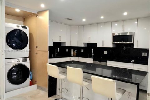 Townhouse in Hollywood, Florida 2 bedrooms, 136.57 sq.m. № 1991185 - photo 1