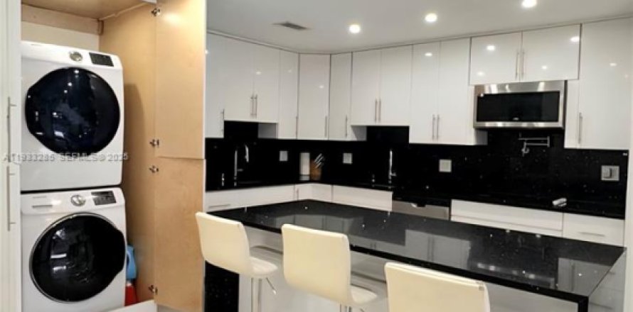 Townhouse in Hollywood, Florida 2 bedrooms, 136.57 sq.m. № 1991185