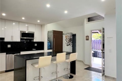 Townhouse in Hollywood, Florida 2 bedrooms, 136.57 sq.m. № 1991185 - photo 4