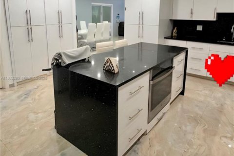 Townhouse in Hollywood, Florida 2 bedrooms, 136.57 sq.m. № 1991185 - photo 2