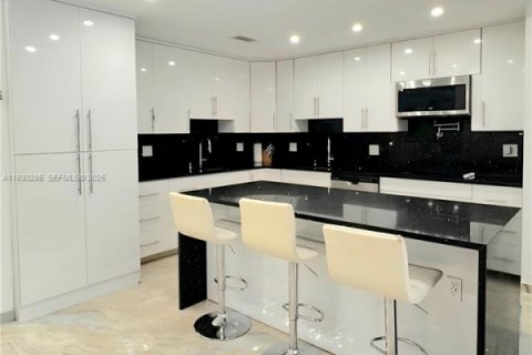 Townhouse in Hollywood, Florida 2 bedrooms, 136.57 sq.m. № 1991185 - photo 3