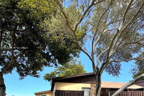 Townhouse in Hollywood, Florida 2 bedrooms, 136.57 sq.m. № 1991185 - photo 27