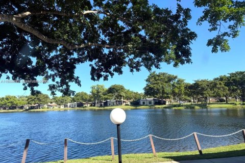 Townhouse in Hollywood, Florida 2 bedrooms, 136.57 sq.m. № 1991185 - photo 26