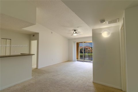 Condo in Miramar, Florida, 2 bedrooms  № 1941056 - photo 1