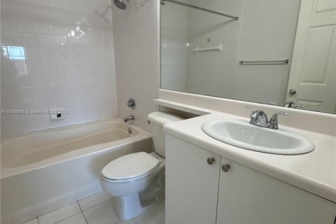 Condo in Miramar, Florida, 2 bedrooms  № 1941056 - photo 11