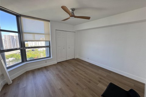 Condo in Aventura, Florida, 2 bedrooms № 2146095 - photo 25