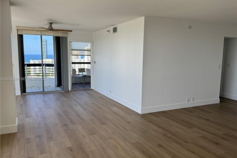 Condo in Aventura, Florida, 2 bedrooms № 2146095 - photo 11