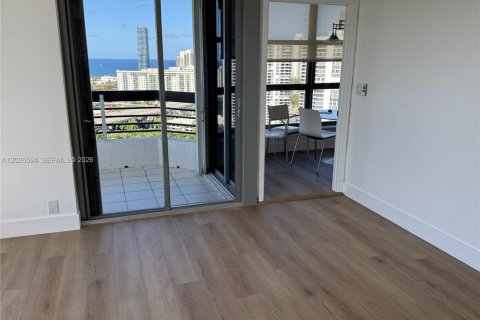 Condo in Aventura, Florida, 2 bedrooms № 2146095 - photo 10