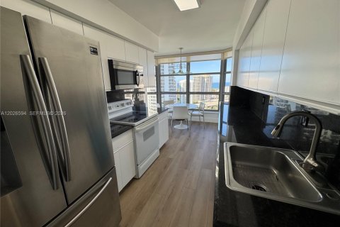 Condo in Aventura, Florida, 2 bedrooms № 2146095 - photo 17