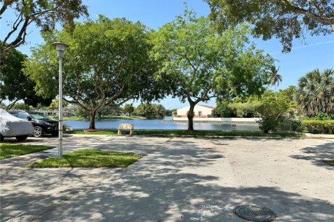 Снять в аренду виллу или дом в Майами-Лейкс, Флорида 3 спальни, 134.24м2, № 2019977 - фото 6