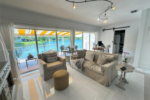 Снять в аренду виллу или дом в Майами-Лейкс, Флорида 3 спальни, 134.24м2, № 2019977 - фото 2