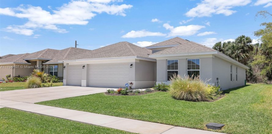 House in St. Lucie, Florida 4 bedrooms, 186.08 sq.m. № 1860403
