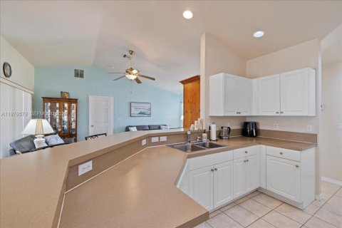 House in Cape Coral, Florida 2 bedrooms № 2040528 - photo 15