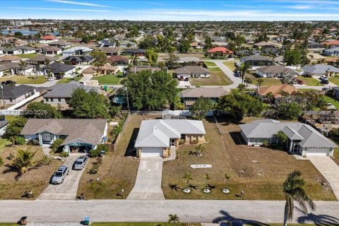 House in Cape Coral, Florida 2 bedrooms № 2040528 - photo 3