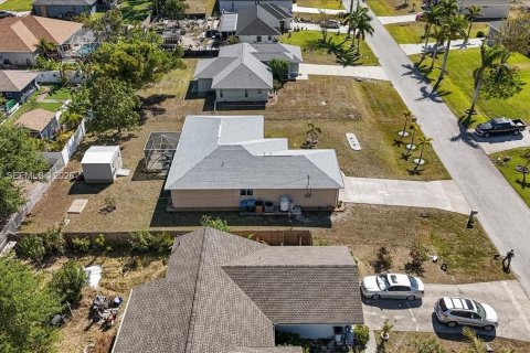 House in Cape Coral, Florida 2 bedrooms № 2040528 - photo 4