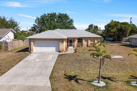 House in Cape Coral, Florida 2 bedrooms № 2040528 - photo 2